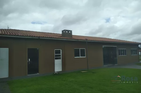 Salão de festas distante das casas, logo possui horário indeterminado para as festas.