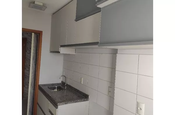 Ótimo apartamento com sacada no Villagio Pompeia, 03 quartos sendo 01 suíte, próximo à Escola Coração de Jesus, 02 vagas de garagem