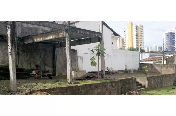 Terreno com 1000 m², a 150 metros da Avenida Mato Grosso e Marechal Deodoro. Aceita Incorporação