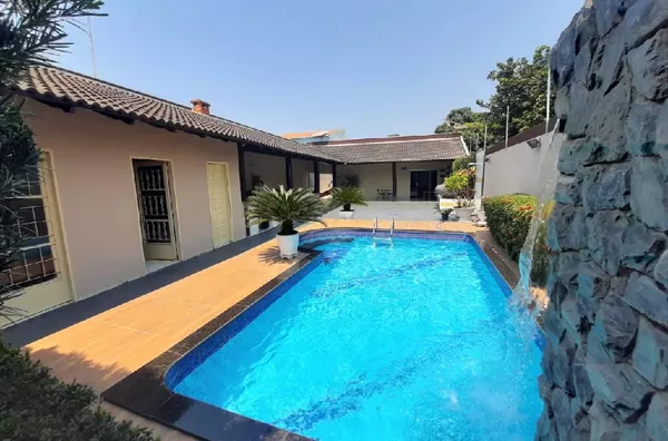 Casa Térrea á Venda com 3 Quarto(s) sendo 1 Suíte master, próximo ao Centro de Várzea Grande.