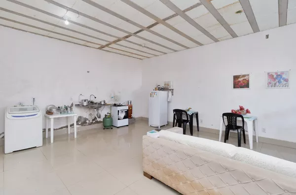 Casa à venda, com 2 quarto(s), amplo quintal no Bairro Jardim Universitário, Cuiabá.