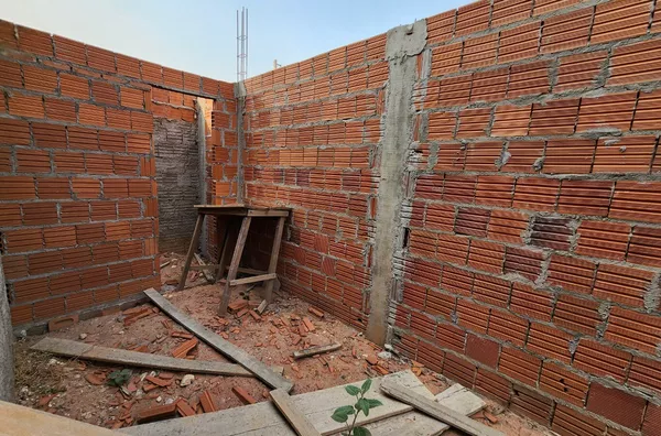 Casa e salão comercial em construção