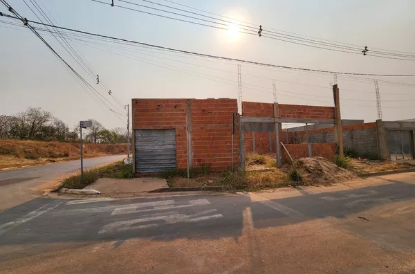 Casa e salão comercial em construção