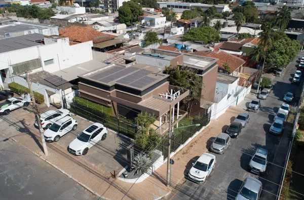 Prédio Comercial para Venda e Locação, com 3 Salas, Ampla recepção e 12 Vagas de Garagem, na Avenida São Sebastião, Cuiabá.