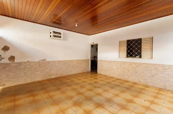 Casa à Venda com 4 Quarto(s), no Bairro Goiabeiras, Cuiabá.