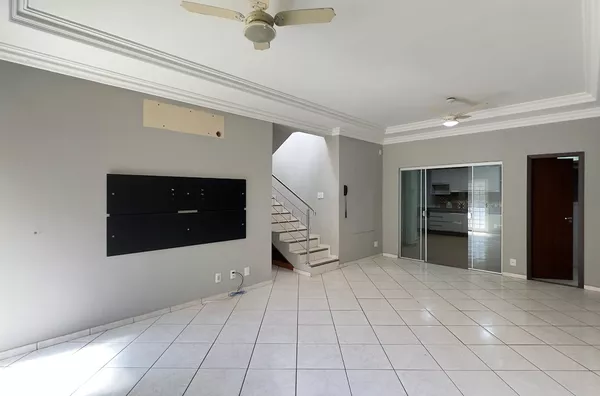 Sobrado à Venda no Condomínio RESIDENCIAL FLORENÇA, com 3 quarto(s) sendo 1 Suíte, no Bairro Jardim Itália, próximo da UFMT, Cuiabá.