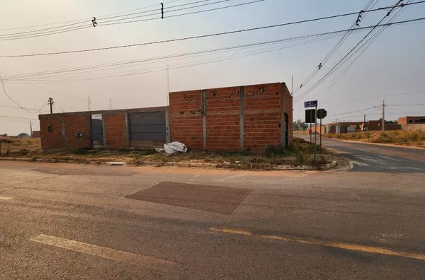 Casa e salão comercial em construção