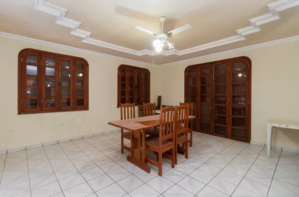 Sobrado somente para comercial, ótimo para clinicas, escritórios, bairro Jardim Primavera, bem ao lado do jardim cuiabá