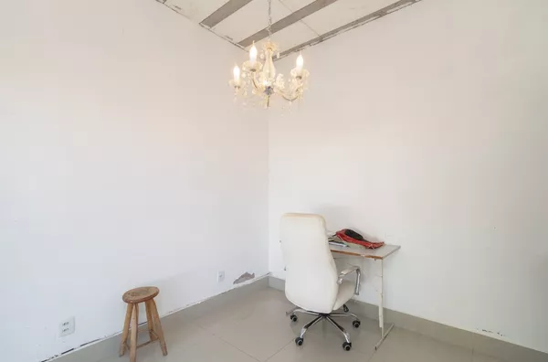Casa à venda, com 2 quarto(s), amplo quintal no Bairro Jardim Universitário, Cuiabá.