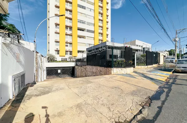 Apartamento reformado, à venda com 3 quartos, sendo 1 suíte, com móveis planejados, próximo ao IFMT Centro, em Cuiabá.