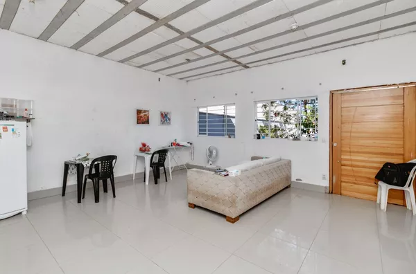 Casa à venda, com 2 quarto(s), amplo quintal no Bairro Jardim Universitário, Cuiabá.