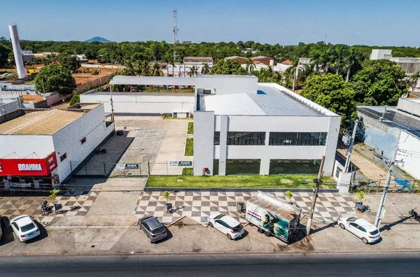 Amplo Prédio Comercial para Locação na Avenida Fernando Correa, Cuiabá.