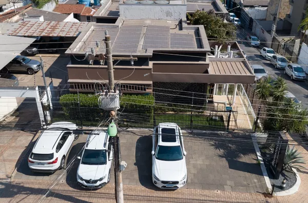 Prédio Comercial para Venda e Locação, com 3 Salas, Ampla recepção e 12 Vagas de Garagem, na Avenida São Sebastião, Cuiabá.