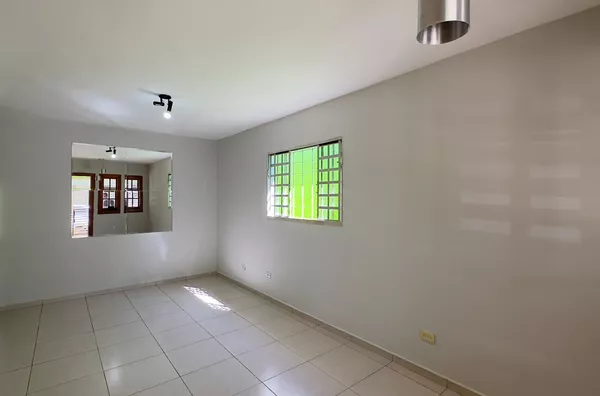 Casa para venda com 3 Dormitórios sendo 1 Suíte, escritório e quintal amplo, no Parque Cuiabá, Cuiabá.