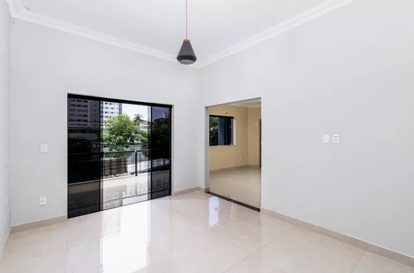 Imóvel Comercial para Venda e Locação com 7 Salas, 6 Banheiros e 14 Vagas de Garagem próximo ao Hospital São Mateus, Bosque da Saúde, Cuiabá.