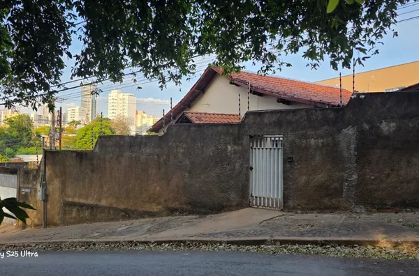 Casa Residencial e Comercial à Venda no Bairro  Araés, Cuiabá - Fica a 300metros da Av. Mato Grosso