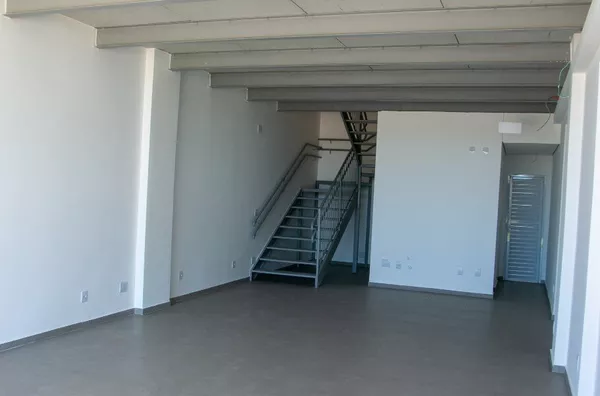 Loja em galeria prox. Praça Popular