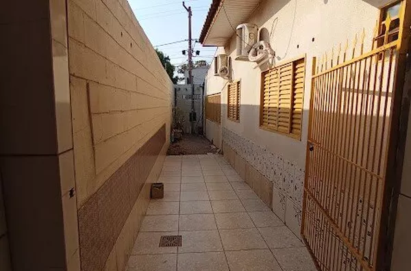 Casa de esquina para venda, 03 quartos sendo 1 suite, 2 vagas de garagem - Parque Cuiabá, Cuiabá