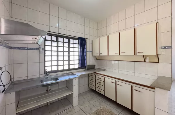 Casa para venda, 4 quarto(s) sendo 1 Suíte, próximo da Av. Fernando Correa da Costa,  Jardim Das Palmeiras, Cuiabá.