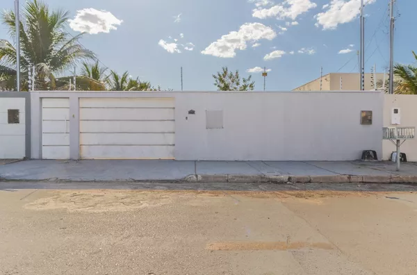 Casa à venda, com 2 quarto(s), amplo quintal no Bairro Jardim Universitário, Cuiabá.
