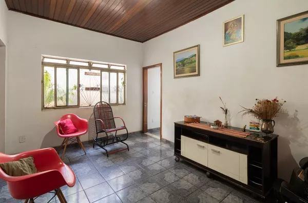 Casa à Venda com 4 Quarto(s), no Bairro Goiabeiras, Cuiabá.