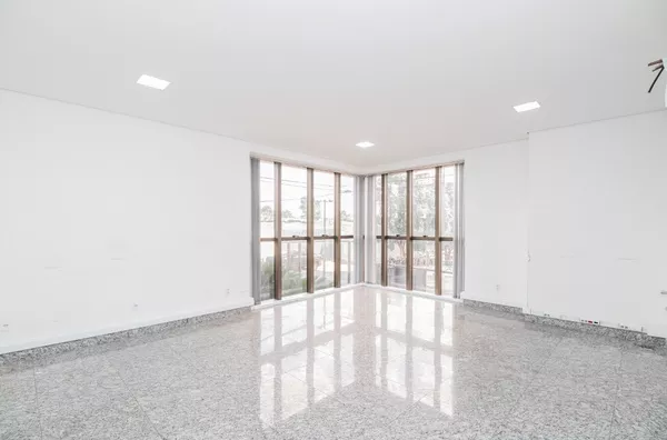 Amplo Prédio Comercial para Locação no Bairro Duque de Caxias, próximo ao Shopping Goiabeiras, Cuiabá.