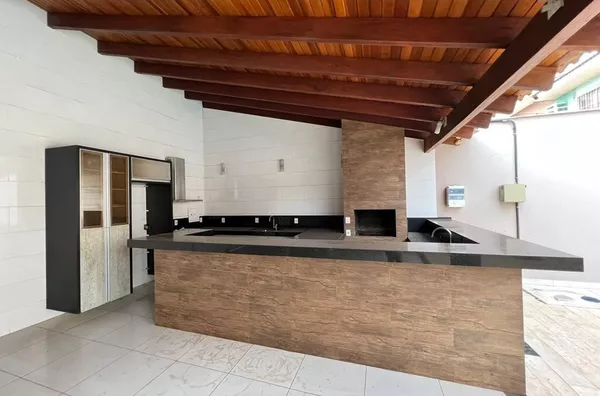 Sobrado para venda, 6 quartos,  sendo duas suítes, Jardim Califórnia, Cuiabá