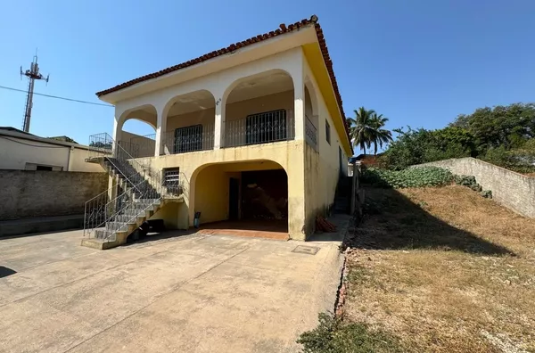 Sobrado e Terreno à venda com ótima localização no bairro Lixeira em Cuiabá.
