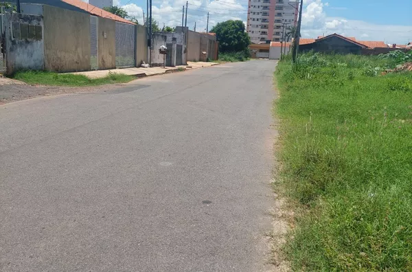 VISTA FRENTE OLHANDO PARA DIREITA