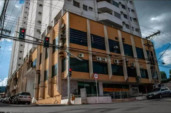 Sala comercial à venda no Centro de Cuiabá, 63m², 2 vagas de garagem próximo à Prefeitura, IFMT e bancos.