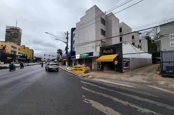 Prédio na Avenida Prainha, Centro