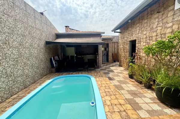 Casa térrea ampliada com piscina e churrasqueira,  Jardim Universitário, Cuiabá
