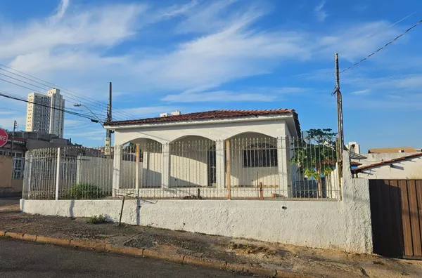 Casa de Esquina em Avenida de grande circulação de veículos, para venda,  Quilombo, Cuiabá