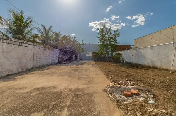 Casa à venda, com 2 quarto(s), amplo quintal no Bairro Jardim Universitário, Cuiabá.