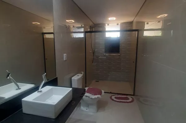 Casa Térrea á Venda com 3 Quarto(s) sendo 1 Suíte master, próximo ao Centro de Várzea Grande.