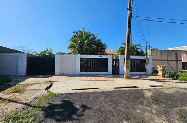 Casa para venda, próximo Shopping Estação, com 3 quarto(s) sendo 2 Suíte(s) e piscina, Jardim Santa Amália, Cuiabá.