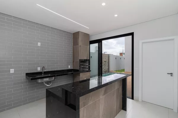 Casa Térrea à Venda com 3 Suítes no Condomínio Primor das Torres, Cuiabá.