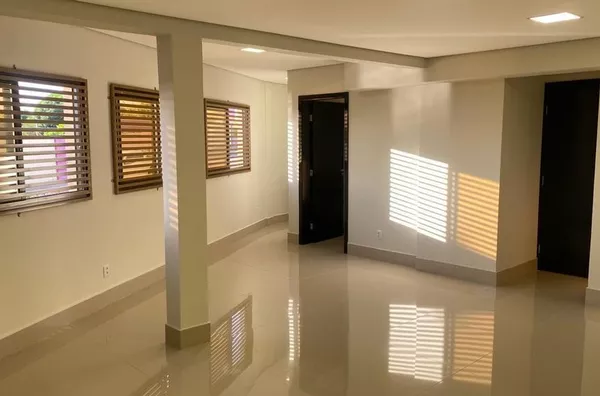 Sala comercial - acesso exclusivo, 18 vagas e depósito