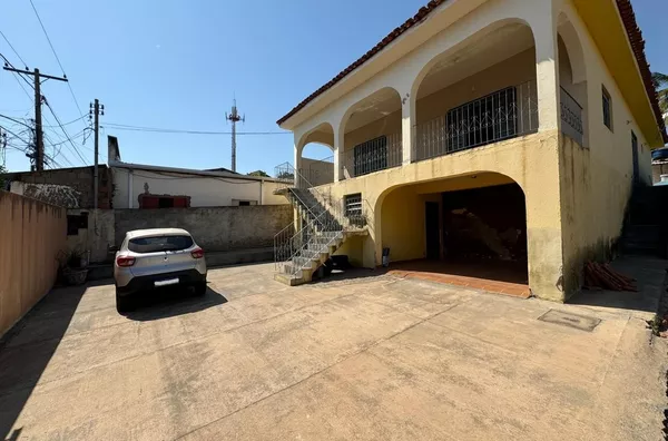 Sobrado e Terreno à venda com ótima localização no bairro Lixeira em Cuiabá.