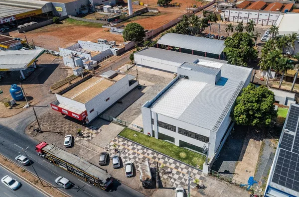 Amplo Prédio Comercial para Locação na Avenida Fernando Correa, Cuiabá.