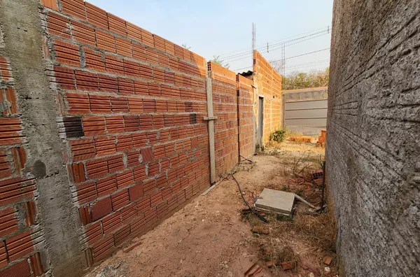 Casa e salão comercial em construção