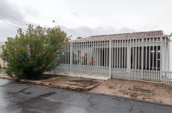 Casa para locação com 3 Quarto(s), sendo 1 suíte no Bairro Boa Esperança, próximo da UFMT, Cuiabá.