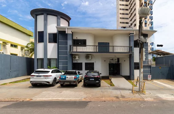 Imóvel Comercial para Venda e Locação com 7 Salas, 6 Banheiros e 14 Vagas de Garagem próximo ao Hospital São Mateus, Bosque da Saúde, Cuiabá.