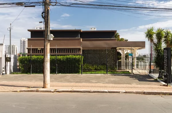 Prédio Comercial para Venda e Locação, com 3 Salas, Ampla recepção e 12 Vagas de Garagem, na Avenida São Sebastião, Cuiabá.