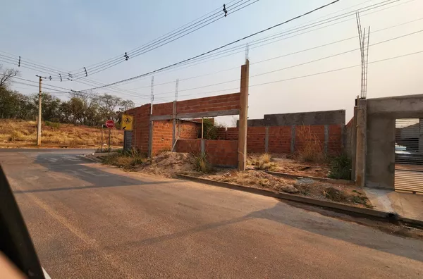 Casa e salão comercial em construção