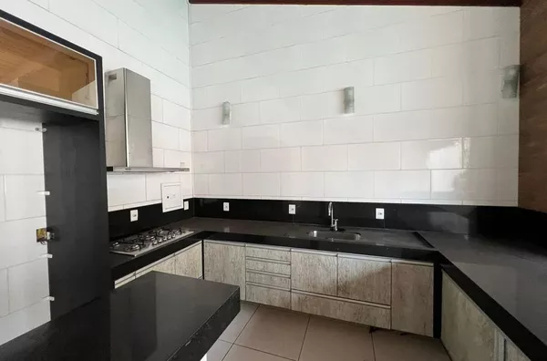 Sobrado para venda, 6 quartos,  sendo duas suítes, Jardim Califórnia, Cuiabá