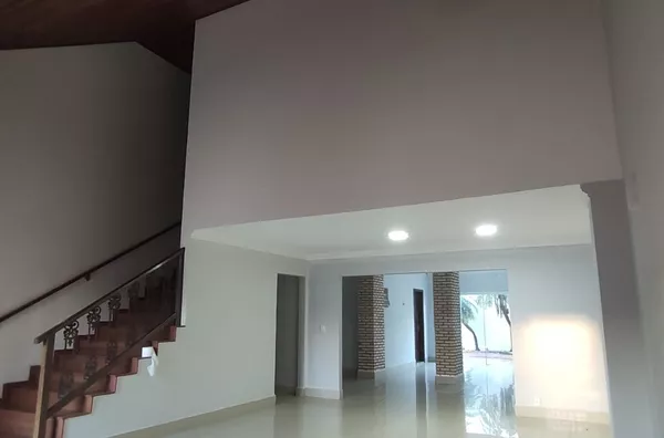 SOBRADO COMPORTA ATÉ 8 SALAS COMERCIAIS , próximo ao Jardim Cuiabá e Miguel Sutil Cuiabá