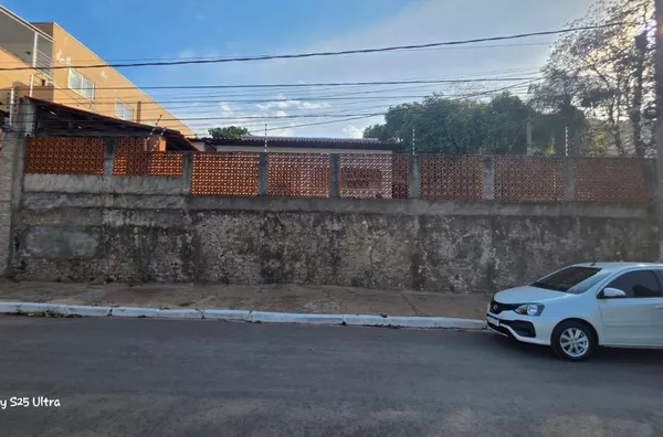 Casa Residencial e Comercial à Venda no Bairro  Araés, Cuiabá - Fica a 300metros da Av. Mato Grosso