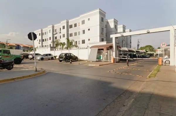 Apartamento à Venda no Térreo, todo reformado com 2 Quartos, no Condomínio CHAPADA DOS POENTES, próximo ao Centro de Várzea Grande.