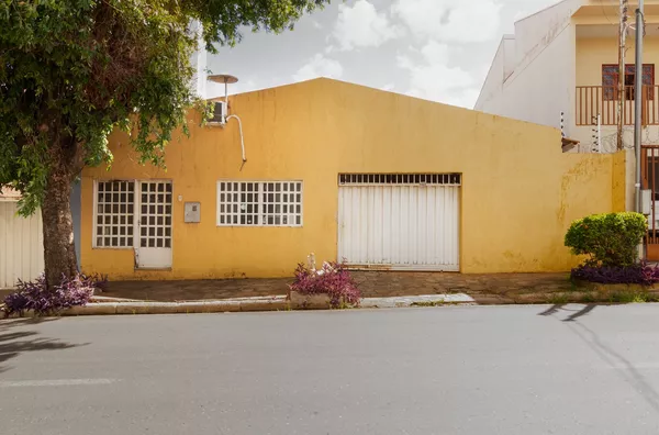 Casa à Venda com 4 Quarto(s), no Bairro Goiabeiras, Cuiabá.